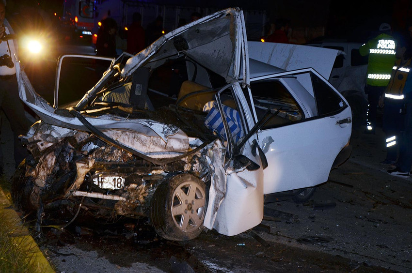 Antalya'nın Serik ilçesinde 3 aracın karıştığı kazada 3 kişi hayatını kaybetti. 