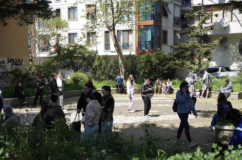 İstanbul Silivri açıklarında 6.2 büyüklüğünde deprem meydana geldi. Paniğe neden olan deprem İstanbul'un yanı sıra birçok ilde hissedildi. İçişleri Bakanı Ali Yerlikaya, şu ana kadar yıkım ihbarı almadıklarını duyurdu. AFAD da herhangi bir can kaybı ve yıkım ihbarı bulunmadığını bildirdi. 