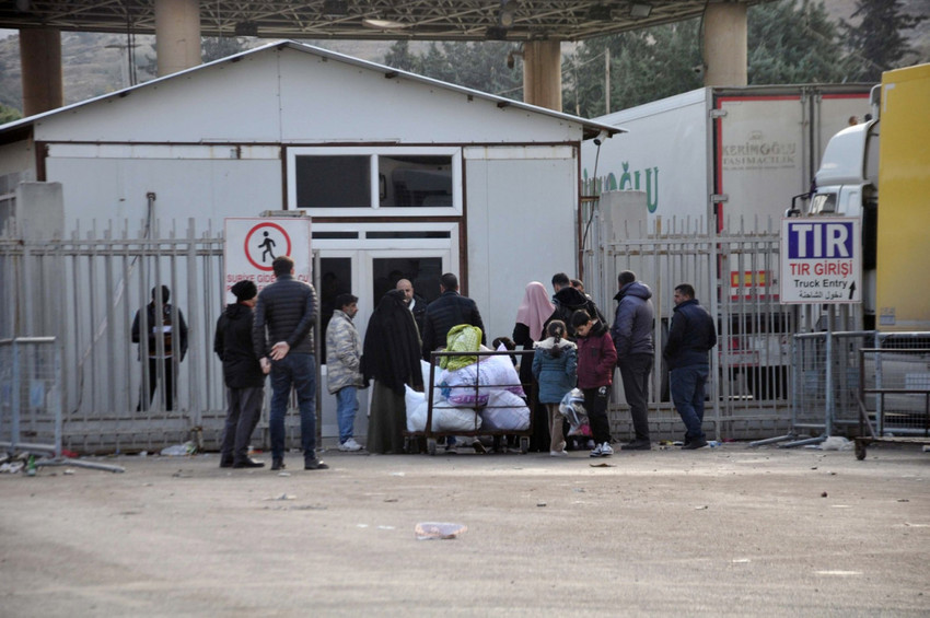 Halep'in muhalifler tarafından kontrol altına alınmasının ardından Suriyeliler ülkelerine dönmeye devam ediyor. 