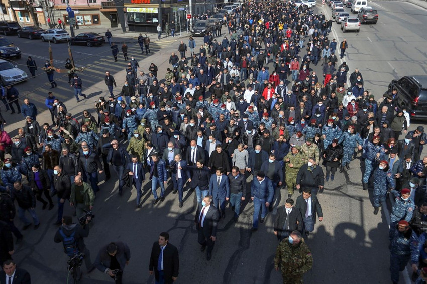 Ermenistan'da gerilim tırmanıyor! Sokaklar karıştı - Resim: 2