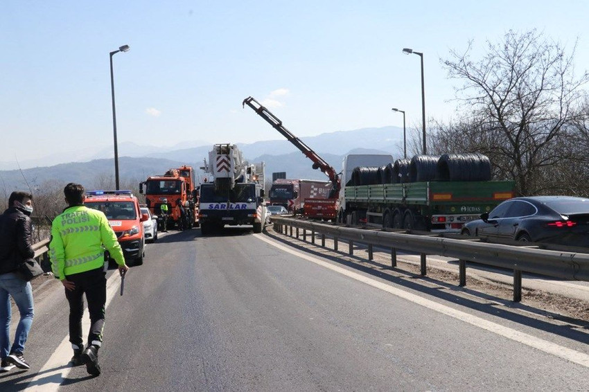 TEM'de TIR kazası kilometrelerce araç kuyruğu oluşturdu - Resim: 3