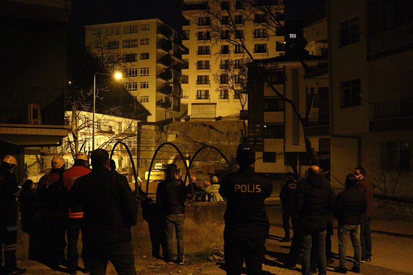 Ankara'da kabus gecesi! 21 bina boşaltıldı; geceyi sokakta geçirdiler! - Resim: 2