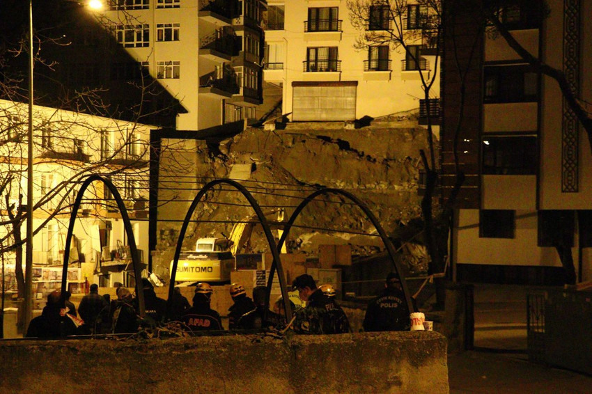 Ankara'da kabus gecesi! 21 bina boşaltıldı; geceyi sokakta geçirdiler! - Resim: 1