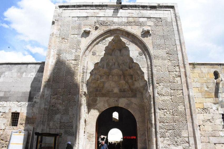 Bir restorasyon rezaleti daha! Tarihi medresenin restorasyonu rezaletle bitti - Resim: 2