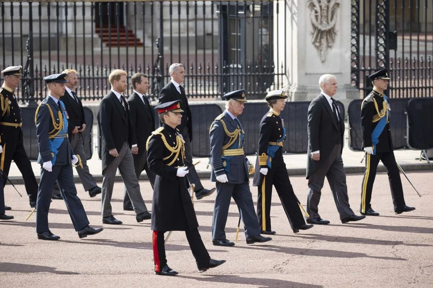 Kraliçe II. Elizabeth'in cenazesi öncesinde Prens Harry düğümü çözüldü - Resim: 4
