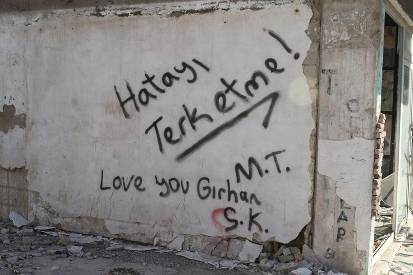 Depremin yerle bir ettiği Hatay'da duygulandıran duvar yazıları - Resim: 3