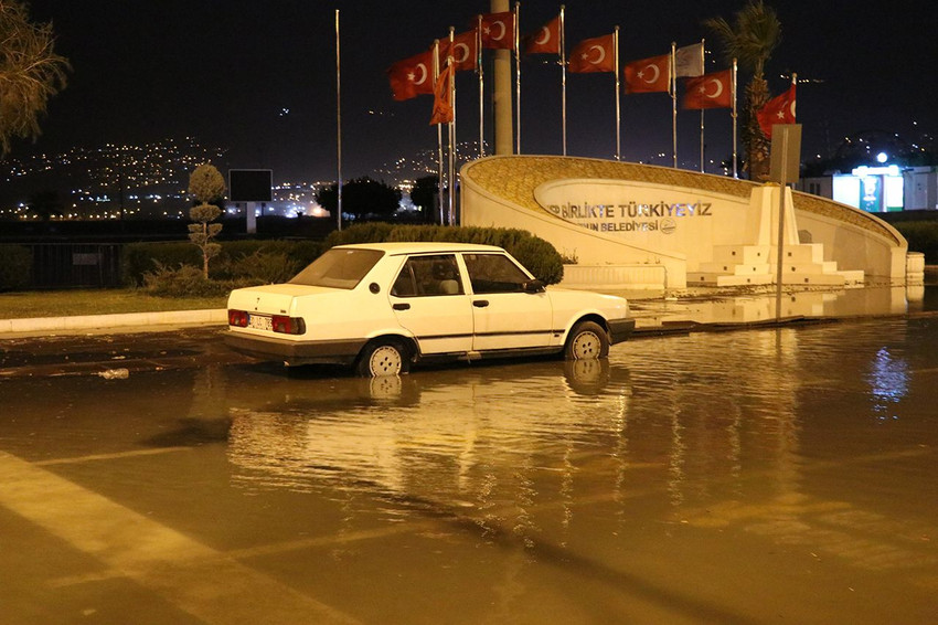 İskenderun’da deniz taştı, caddeler göle döndü - Resim: 1