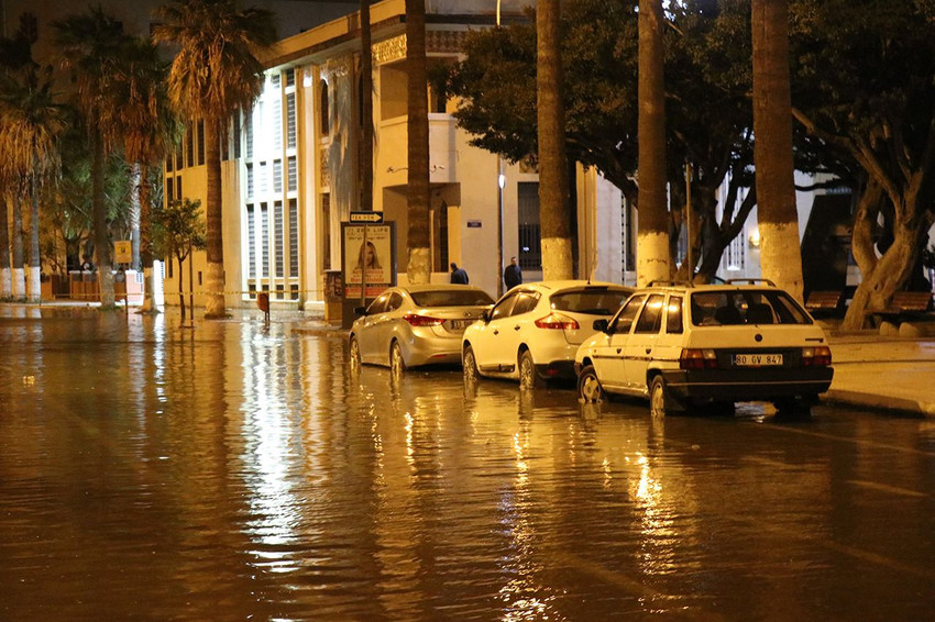 İskenderun’da deniz taştı, caddeler göle döndü - Resim: 2