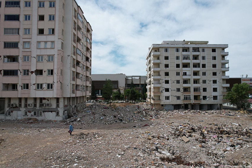 Depremde 4 bin 500 kişinin can verdiği mahalleden yürek yakan görüntüler - Resim: 4