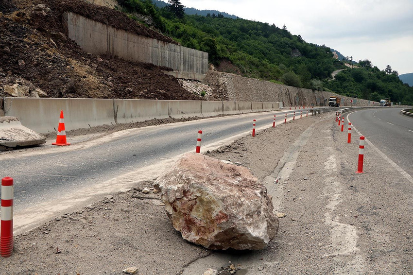 Dağdan kopan kayalar yolu kapattı - Resim: 1