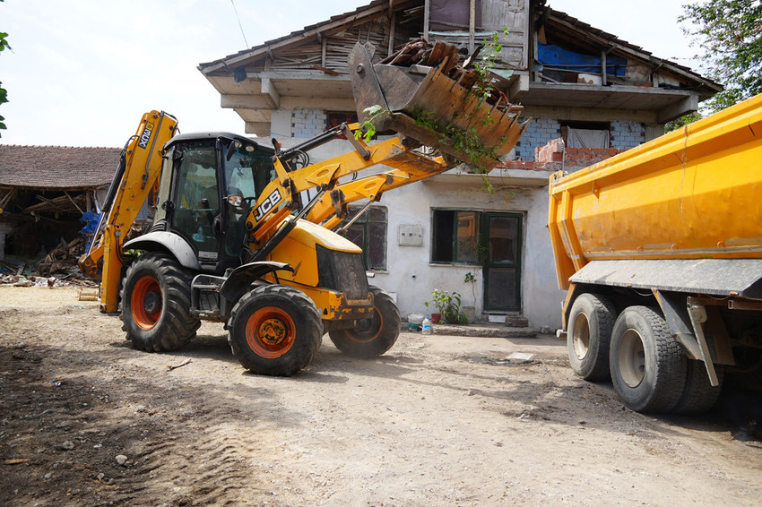 Düzce'de bir evden, ekiplerin 5 gün süren çalışması sonucu 42 kamyon çöp çıkarıldı.