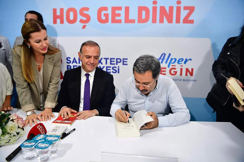 Sancaktepe Belediyesi, 11'inci Kitap Günleri ve 2024-2025 Kültür-Sanat sezonunun açılışını gerçekleştirdi. Kitap fuarına 40'tan fazla yayınevi ve 36 yazar katılım sağladı. Açılışın ilk günü ünlü yazar Ahmet Ümit onur konuğu olarak kitapseverlerle buluştu.