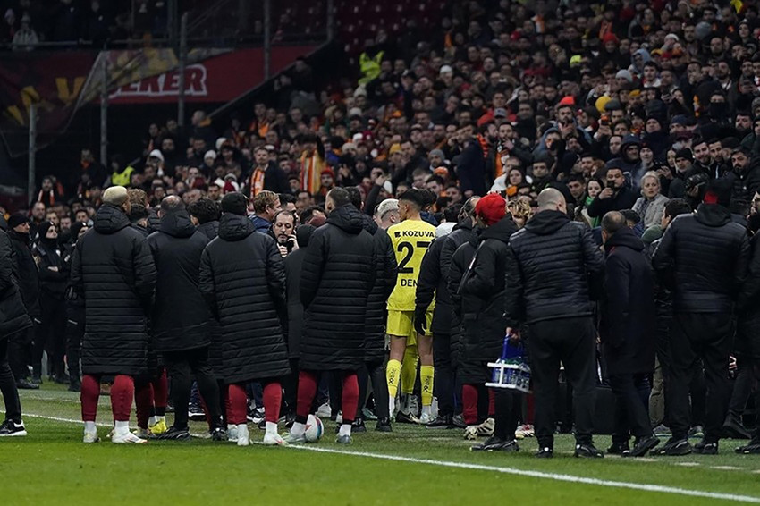 Galatasaray, ''9 Şubat 2025 Pazar günü Galatasaray - Adana Demirspor arasında oynanan maç öncesi, esnası ve sonrasında yaşanan süreçlerin aydınlatılması amacıyla adli mercilere gerekli başvuru kulübümüz tarafından yapılmıştır.'' açıklamasını yaptı.