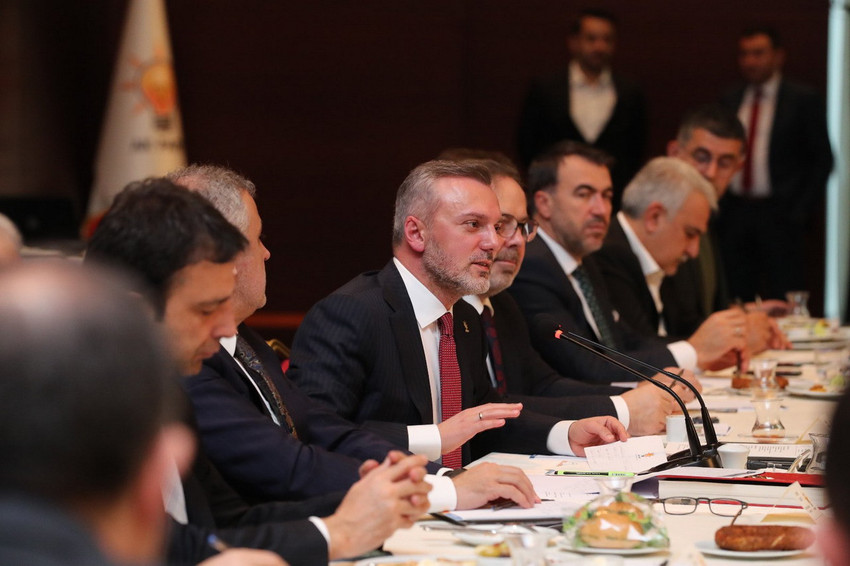 AK Parti'nin bu pazar gerçekleşecek 8'inci Olağan Kongresi'ne davet edilen isimler resmen açıklanırken, kongre için DEM Parti, Deva ve Gelecek Partileri'nin kongreye davet edilmediği ortaya çıktı. 