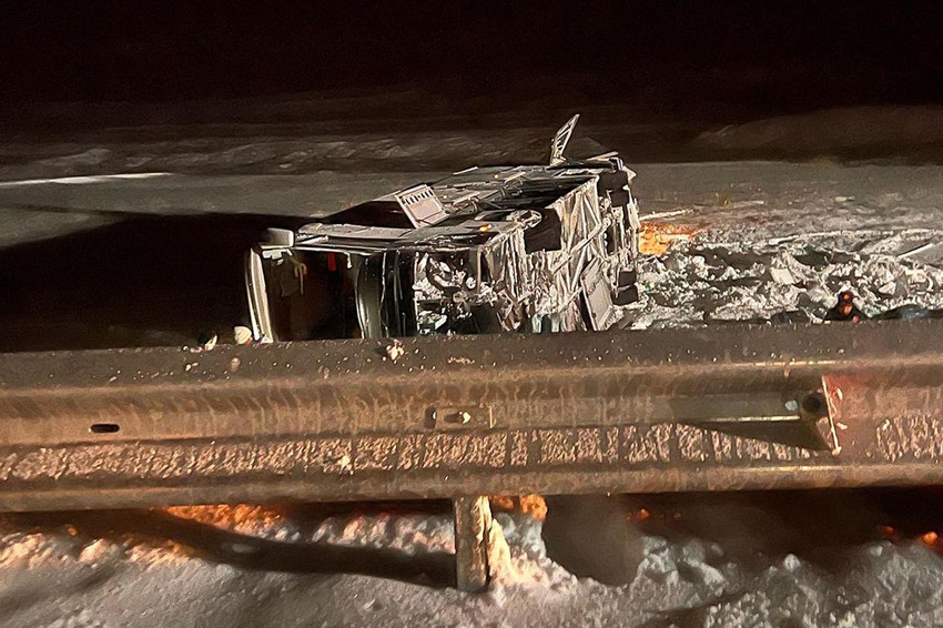 Erzurum'un Horasan ilçesinde yolcu otobüsünün devrildiği kazada 37 kişi yaralandı. 