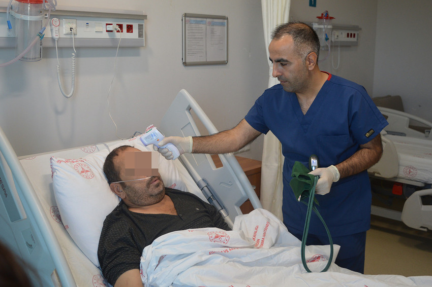 Mardin'de 50 yaşındaki bir vatandaş, nefes almakta zorlandığı şikayetiyle başvurduğu hastanede v&uuml;cudundan tam 6 kilo ağırlığında ve 36 santimetre uzunluğundaki b&ouml;breği alınarak hayata geri d&ouml;nd&uuml;...