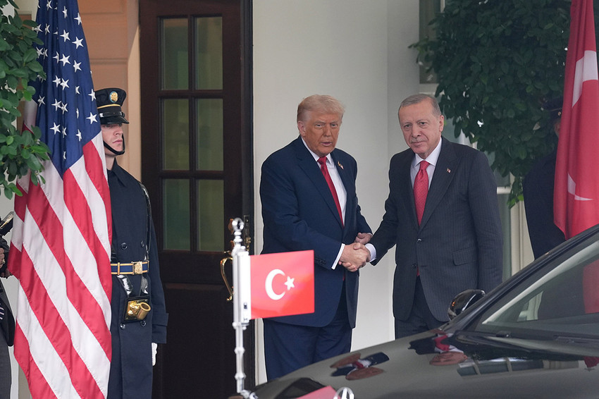ABD Başkanı Donald Trump ile Cumhurbaşkanı Recep Tayyip Erdoğan, Beyaz Saray’da bir araya geldi. İşte kritik görüşmeden basına yansıyanlar...