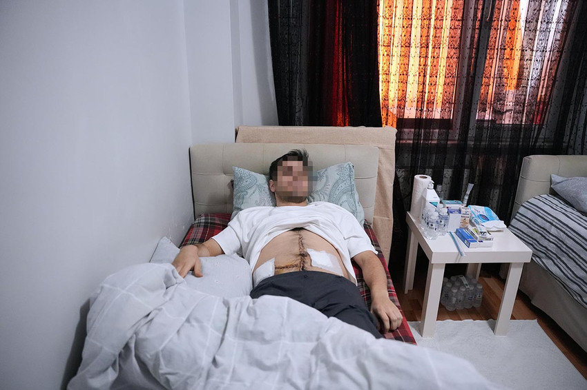 İstanbul Bağcılar'da 18 yaş altı bir grubun darbettiği &ccedil;ocuğu kurtarmak isteyen 27 yaşındaki gen&ccedil;, &ccedil;ıkan arbedede 6 yerinden bı&ccedil;aklandı. G&uuml;venlik kamerasına yansıyan olayın ardından aile, tehdit mesajları aldıklarını s&ouml;yledi. 