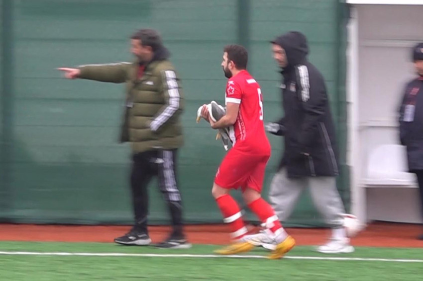 İstanbul 1. Amat&ouml;r Lig Play-Off Final m&uuml;sabakası ilgin&ccedil; anlara sahne oldu. İstanbul Yurdum Spor Kul&uuml;b&uuml; kaptanı Gani &Ccedil;atan, ma&ccedil; sırasında top &ccedil;arpan martıyı kalp masajı yaparak hayata d&ouml;nd&uuml;rd&uuml;.