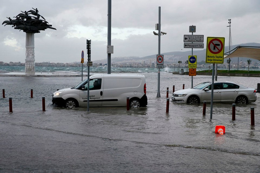 İzmir'de fırtına kabusu ! Kent sular altında kaldı - Resim: 2