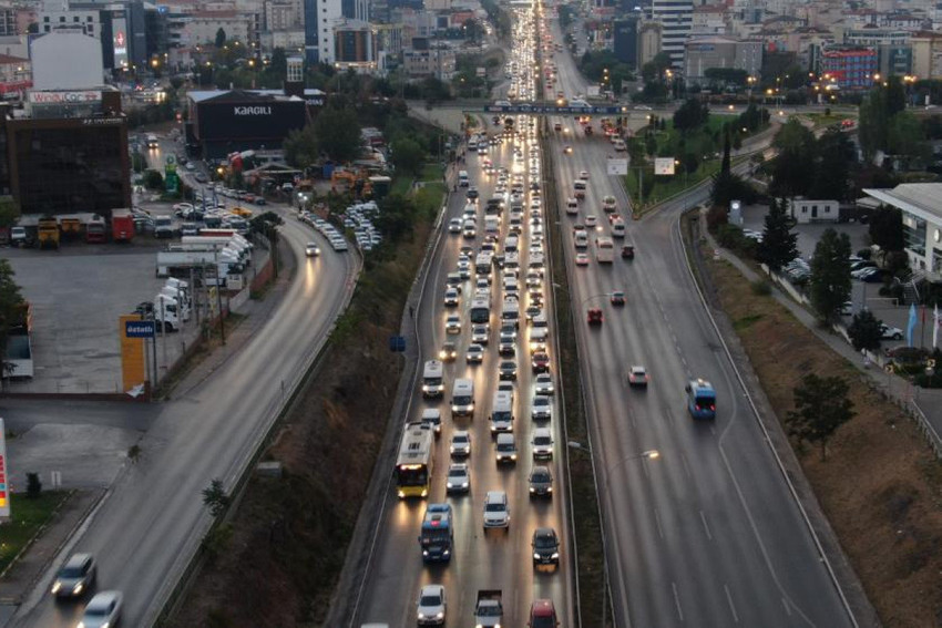 Trafikte olanlara Allah sabır versin! İstanbul'da trafik durdu - Resim : 1