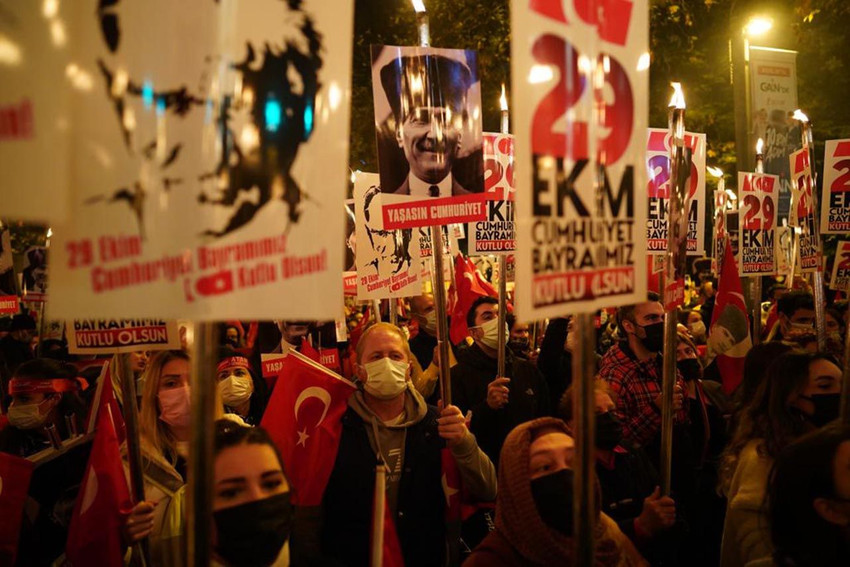 Kadıköy'de binlerce kişi 29 Ekim Cumhuriyet Bayramı'nda Cumhuriyet için yürüdü - Resim: 2