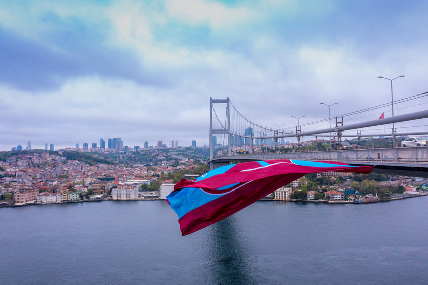 Şampiyon Trabzonspor'un bayrağı İstanbul Boğazı'nda - Resim : 1