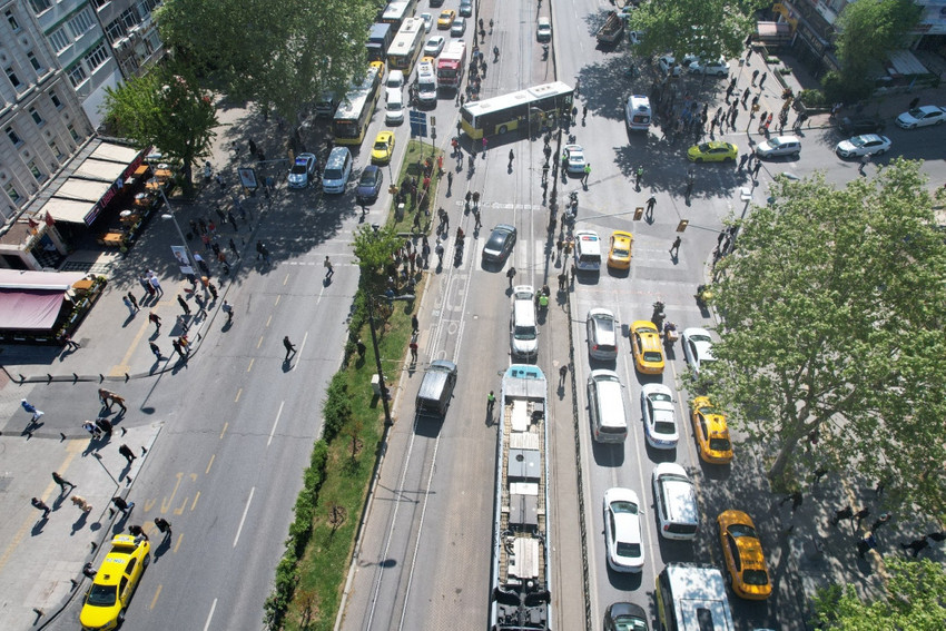 İstanbul'da tramvay İETT otobüsüyle çarpıştı: Yaralılar var - Resim : 3