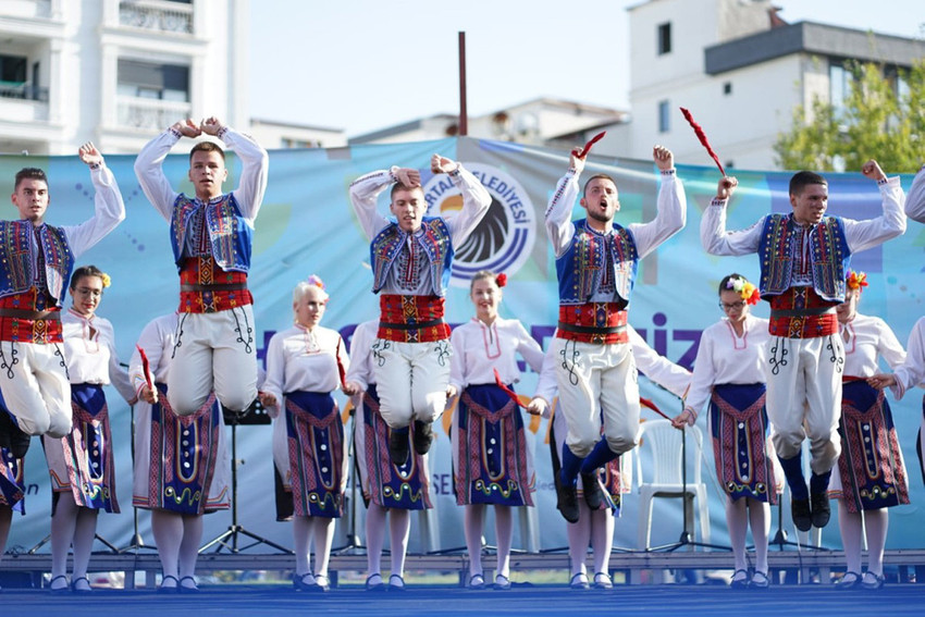 Uluslararası Halk Oyunları Festivali coşkusu Kartal’ın mahallelerini sardı - Resim : 1