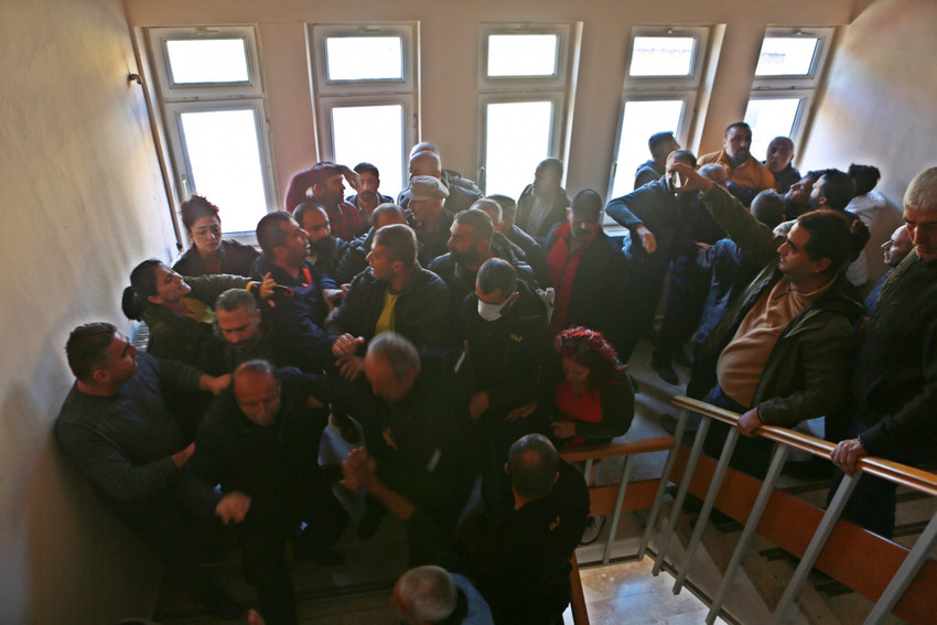Tunceli Belediyesi karıştı! Başkan Maçoğlu'na bardak fırlattılar - Resim : 2