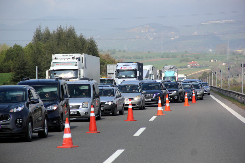 Anadolu Otoyolu'nda 5 araç birbirine girdi, trafik kilitlendi - Resim : 1