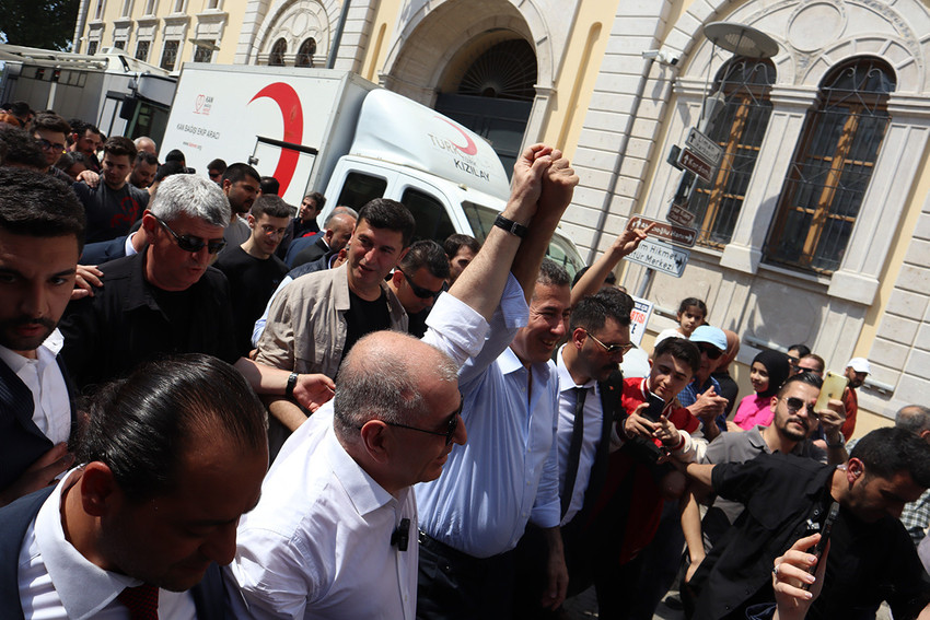 ATA İttifakı cumhurbaşkanı adayı Sinan Oğan ile birlikte İzmir'de vatandaşlarla buluşan Zafer Partisi Genel Başkanı Ümit Özdağ Türk vatandaşlığı verilen göçmenlerin oylarına talip olmadıklarını belirterek 