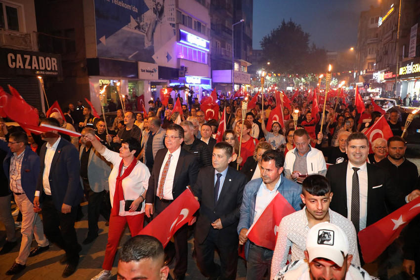 Edremit ilçesinde 19 Mayıs Atatürk’ü Anma, Gençlik ve Spor Bayramı kutlamaları kapsamında resmi törenler ve gençlik yürüyüşü yapıldı.