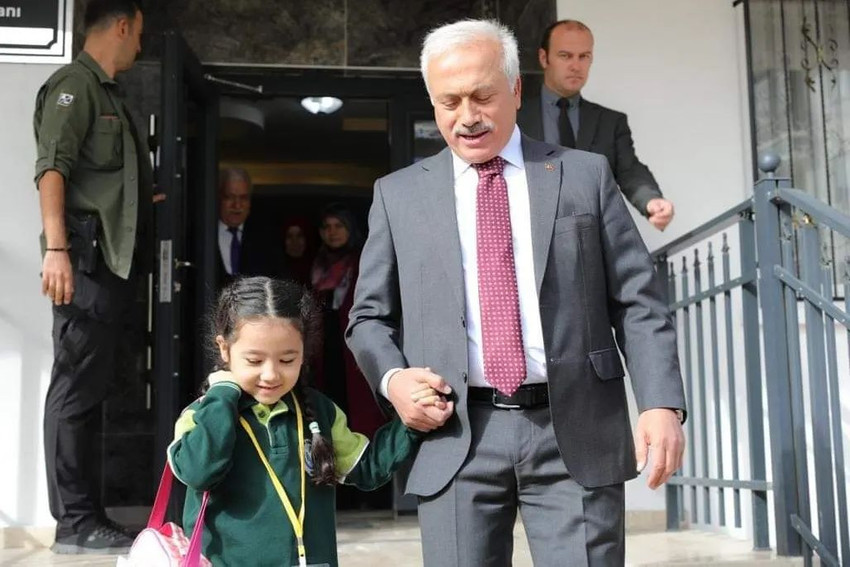 Türkiye'de uzun bir aranın ardından 11 Eylül 2023 Pazartesi günü okulların kapıları tekrar öğrencilere açıldı.