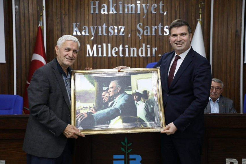 Edremit Belediyesi, Edirneli Mahalle Muhtarlarını ilçede konuk etti. 19 Ekim Muhtarlar Günü dolayısıyla kente gelen muhtarlar Edremit Belediye Başkan Yardımcısı Tayfun Canlı ve Edremit Muhtarlar Derneği Başkanı Hayati Uysal tarafından karşılandı.