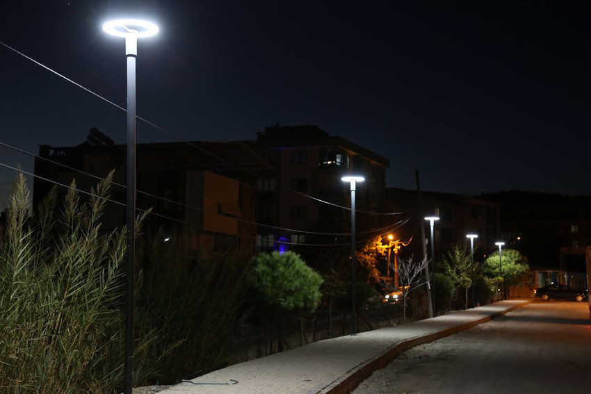 Edremit Belediyesi Tuzcumurat Mahallesi’nde yaptığı çalışmayla kente yeni yürüyüş yolu kazandırdı. Yürüyüş yolu yeni nesil tasarruflu ışıklandırmalarla ışıl ışıl yapılarak hizmete sunuldu.