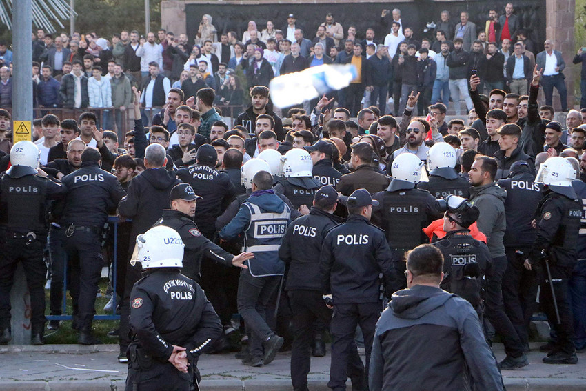Cumhurbaşkanlığı seçimleri öncesinde İBB Başkanı İmamoğlu'nun Erzurum'da düzenlediği mitingde, İmamoğlu'na yönelik taşlı saldırıyla ilgili davada zanlılardan biri erik, diğeri ise şeker attığını iddia etti.