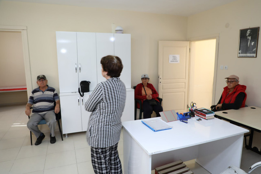 Edremit Belediye Başkanı Selman Hasan Arslan Altınkum Mahallesi’nde hizmet veren Edremit Belediyesi Dalyan Sağlık Evi’ni ziyaret etti. Başkan Arslan ziyarette muayeneye gelen hastaları dinleyerek, sağlık çalışanlarına kolaylıklar diledi.