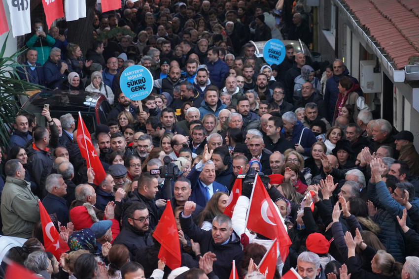 Sarıyer Belediye Başkanı Şükrü Genç, 2024 yerel seçimleri için aday adaylığı başvurusunda bulundu. CHP Sarıyer İlçe Başkanlığı önünde toplanan binlerce kişi ile kucaklaşan Başkan Genç “Halkın Başkanı” sloganıyla karşılandı. 