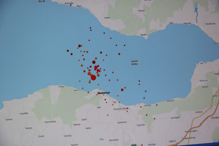 Marmara Denizi'nde dün 3 dakika arayla peş peşe meydana gelen depremleri değerlendiren Prof. Dr. Şenol Hakan Kutoğlu 