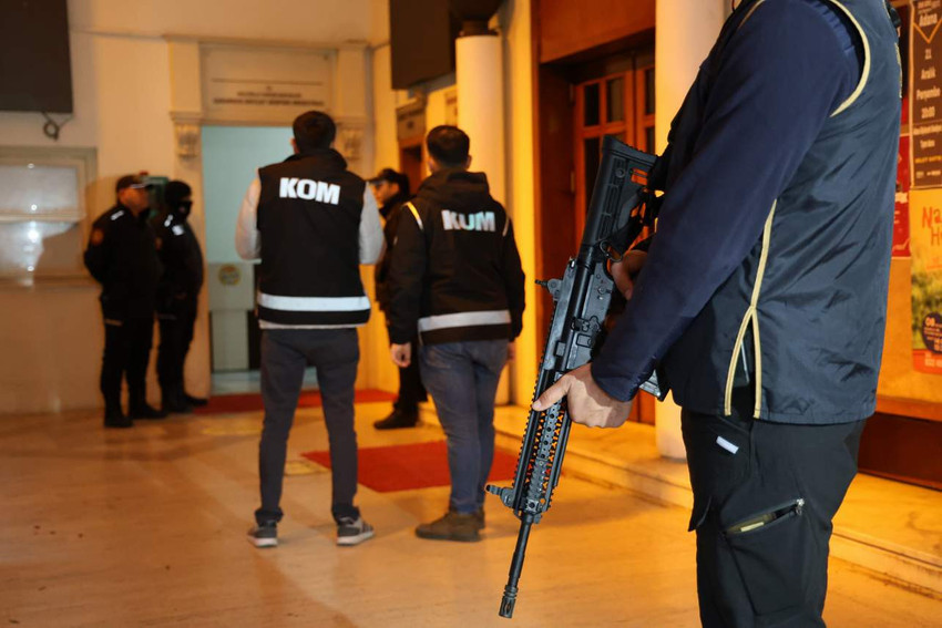 Adana Büyükşehir Belediyesine ihaleye fesat karıştırma ve rüşvet operasyonu yapıldı. Aralarında Büyükşehir Belediyesi Başkanının danışmanlarından birinin de olduğu çok sayıda kişi gözaltına alındı.
