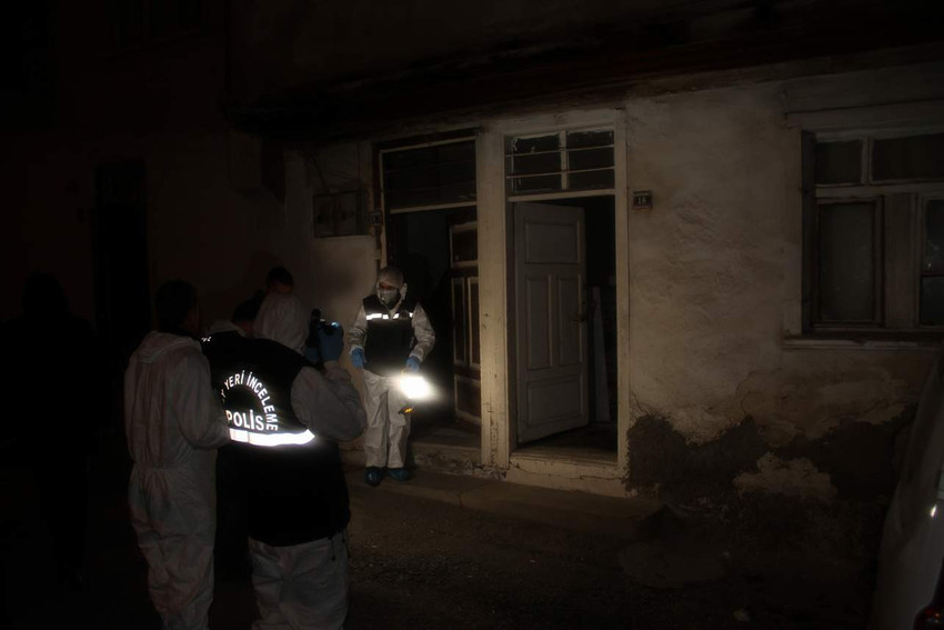 Çankırı'da gece yarısı işlenen korkunç cinayette bir kişinin babasını öldürdükten sonra cansız bedenini sobada yaktığı ortaya çıktı.