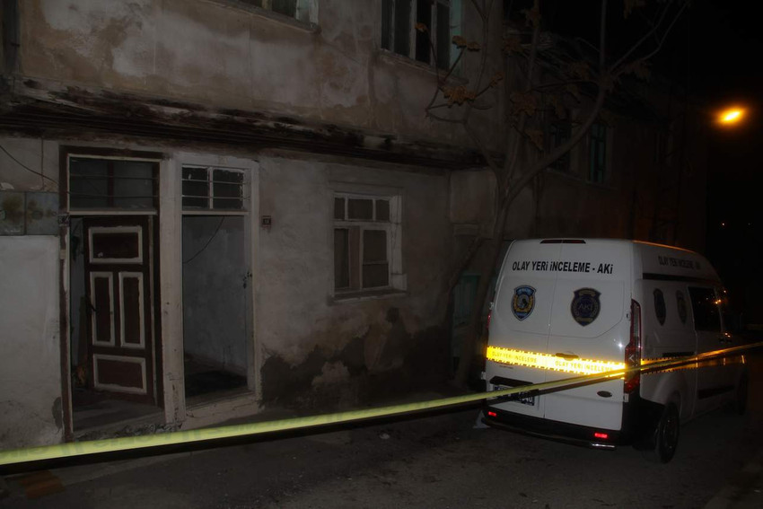 Çankırı'da gece yarısı işlenen korkunç cinayette bir kişinin babasını öldürdükten sonra cansız bedenini sobada yaktığı ortaya çıktı.