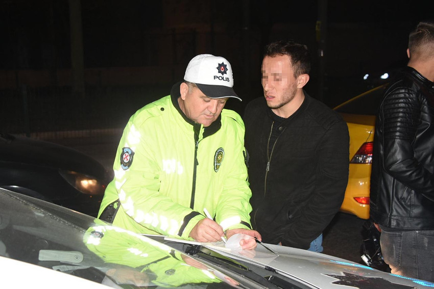 İzmir'de, yeni yıl kutlamaları kapsamında yapılan denetimlerde otomobil sürücüsü yeni yılın ilk trafik cezası kesileni oldu. 