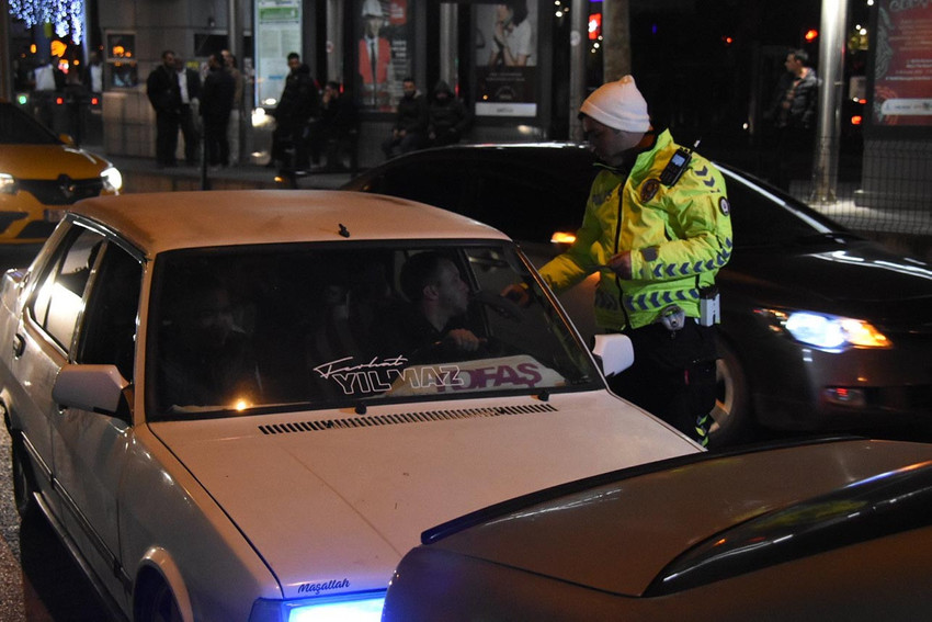 İzmir'de, yeni yıl kutlamaları kapsamında yapılan denetimlerde otomobil sürücüsü yeni yılın ilk trafik cezası kesileni oldu. 