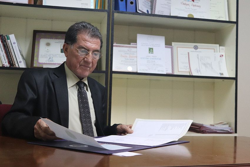 İzmirli 68 yaşındaki öğretmen ve avukat 