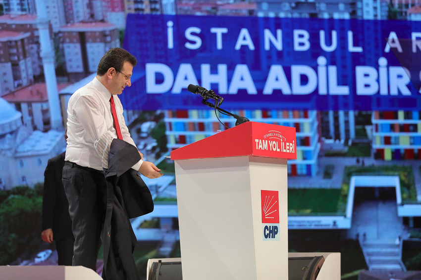 CHP İstanbul'daki Aday Tanıtım Toplantısı'yla yerel seçimlerin startını verdi. CHP lideri Özel, "Erdoğan'ın açıklayacağı adayla meşgul değiliz" derken İstanbul Büyükşehir Belediye Başkanlığı'na yeniden aday olan Ekrem İmamoğlu da "6 Mayıs'ta çıkarttığımız o ceketi, Türkiye'de iktidar olana kadar hiç giymeyeceğiz" dedi.