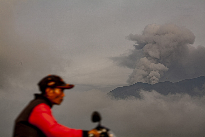 Endonezya'da Java Adası'nda bulunan ülkenin en aktif yanardağı Merapi'nin patlaması sonucunda kül bulutları ve lav akıntıları oluştu. Merapi'deki hareketlilik sonrasında bölgedeki başka yanardağlar da faaliyete geçti.