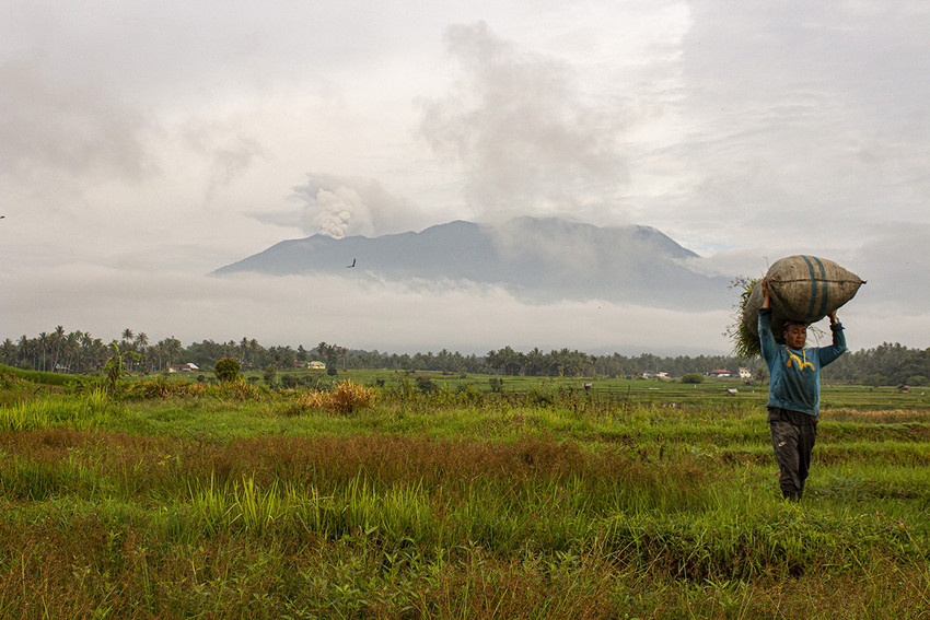 Endonezya'da Java Adası'nda bulunan ülkenin en aktif yanardağı Merapi'nin patlaması sonucunda kül bulutları ve lav akıntıları oluştu. Merapi'deki hareketlilik sonrasında bölgedeki başka yanardağlar da faaliyete geçti.