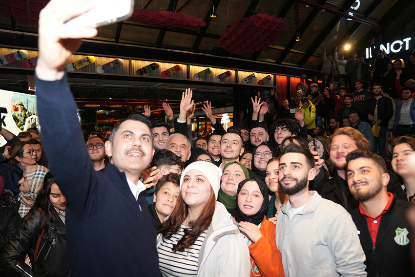 İstanbul Büyükşehir Belediye Başkan Adayı Murat Kurum Ümraniye’de, ilk kez oy kullanacak yüzlerce genç ile bir araya geldi. Gençlerle kahve içerek sohbet eden Kurum, üniversite okuyan öğrencilere yönelik vaatlerini anlattı.